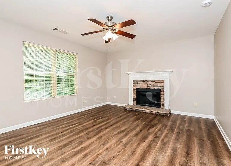 380 Pine Tree Dr — Photo 3