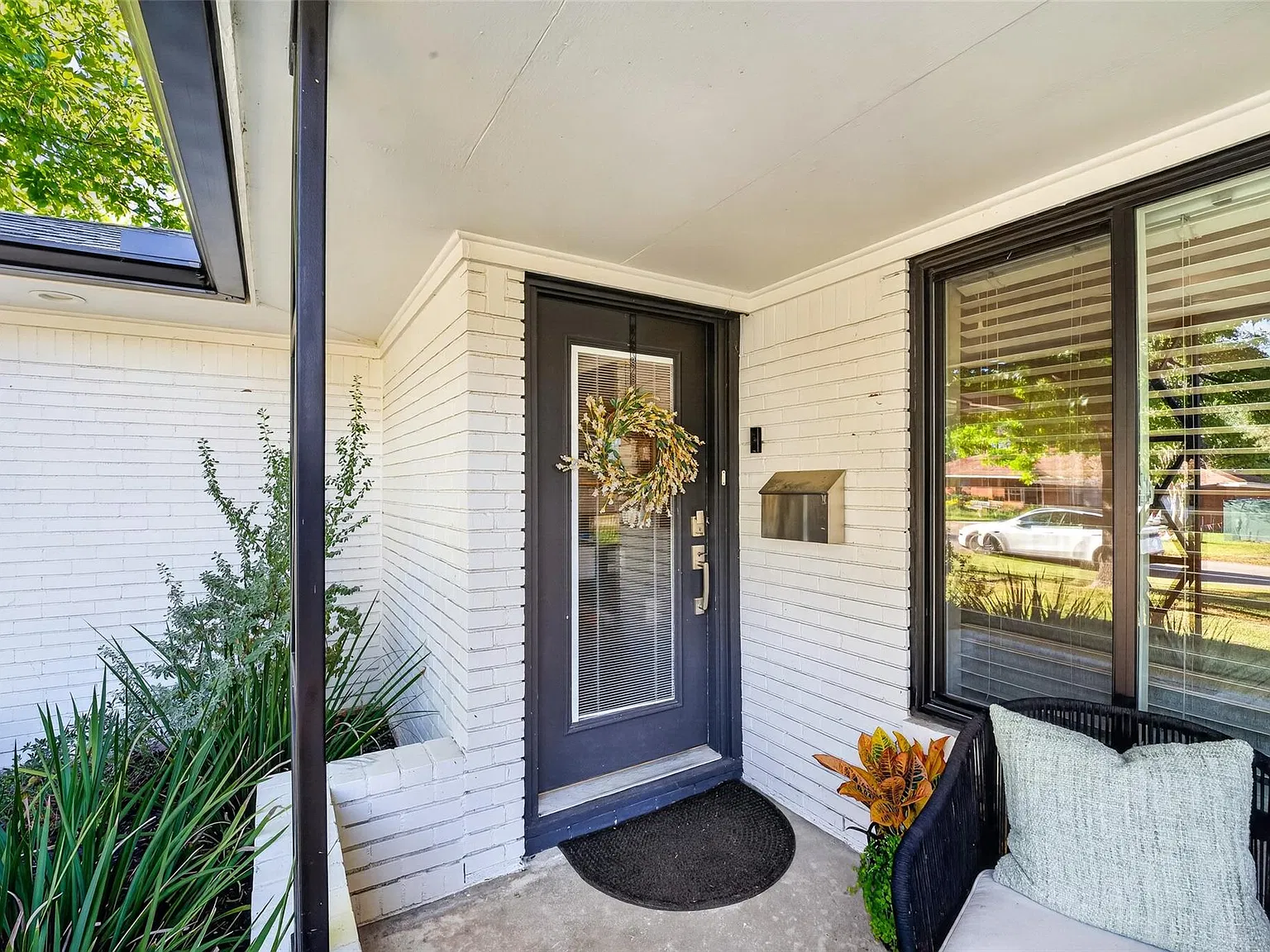 3 bed, 1.0 bath, 1183 sqft, $2,900 — Photo 3