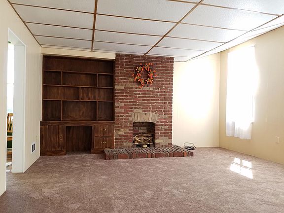 Living room w built-ins