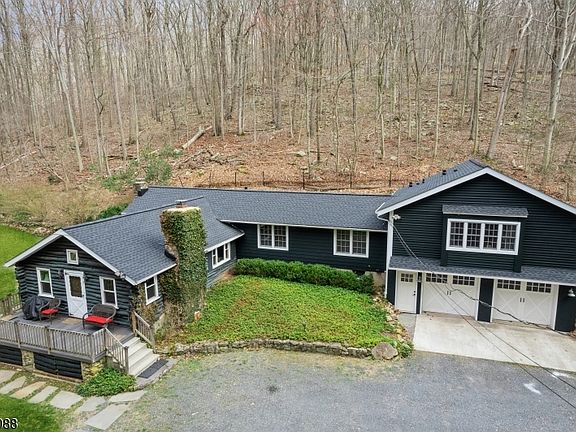 2nd image of 8 Boulder Hill Rd