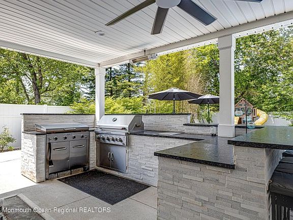 4th image of 16 Lakeridge Dr