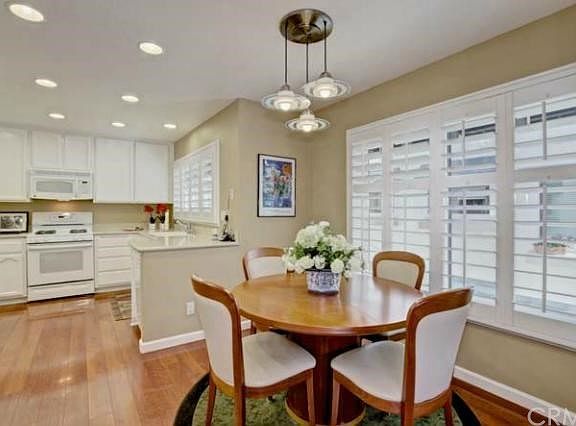 Large, bright kitchen with eat in kitchen nook