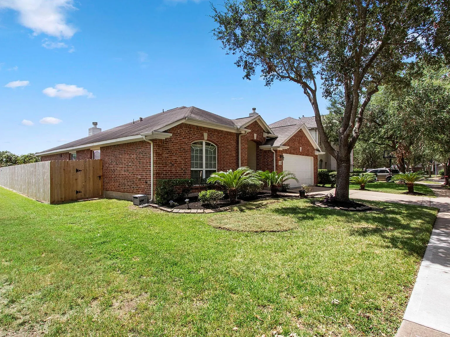 3 bed, 2.0 bath, 2151 sqft, $2,295 — Photo 3