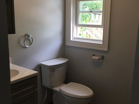 2nd floor full bathroom 