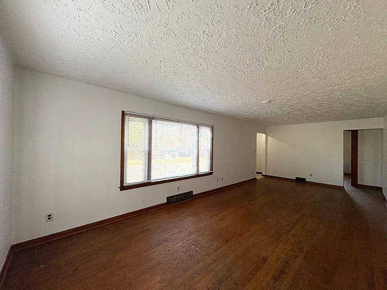 503 E Empire St — Photo 4