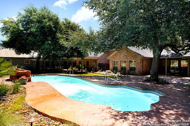 1st image of 241 SOUTHWOOD OAKS DR