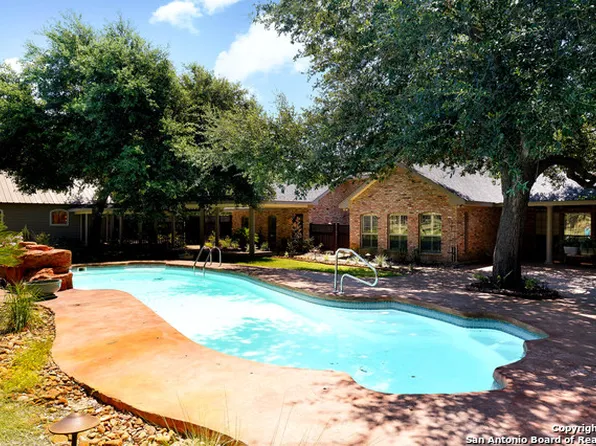 241 SOUTHWOOD OAKS DR, Floresville, TX 78114