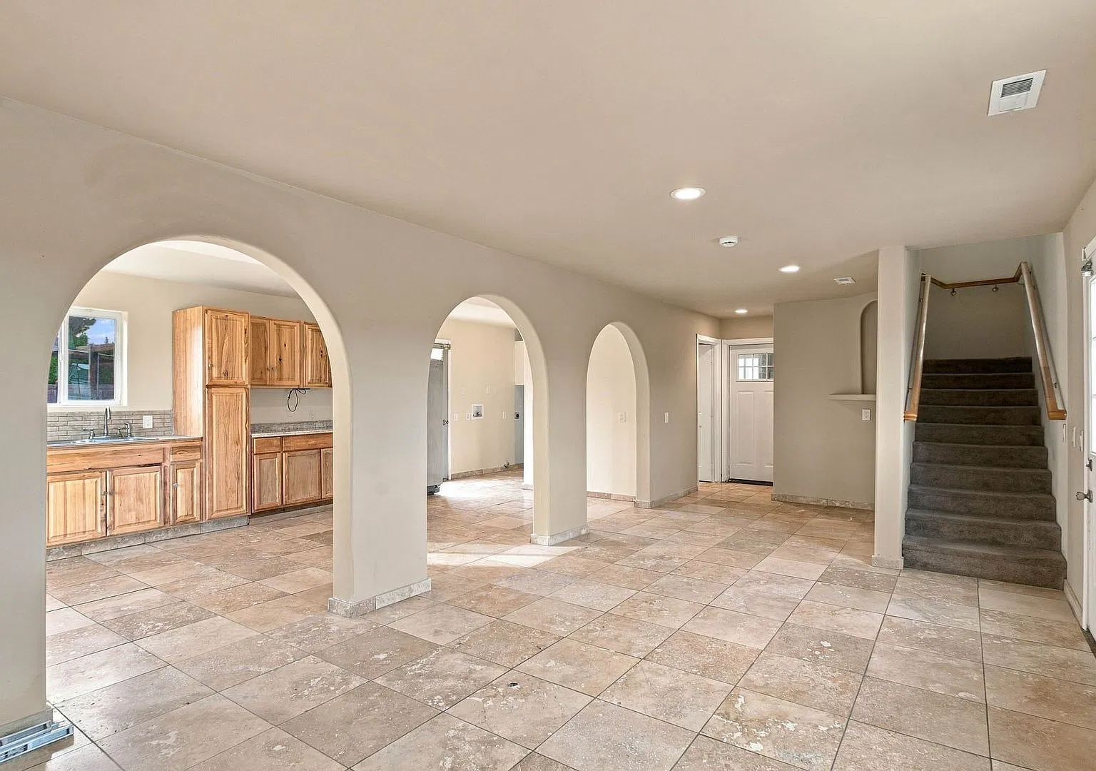 Spacious 4-Bedroom, 3-Bathroom Home in Quincy, WA! — Photo 4
