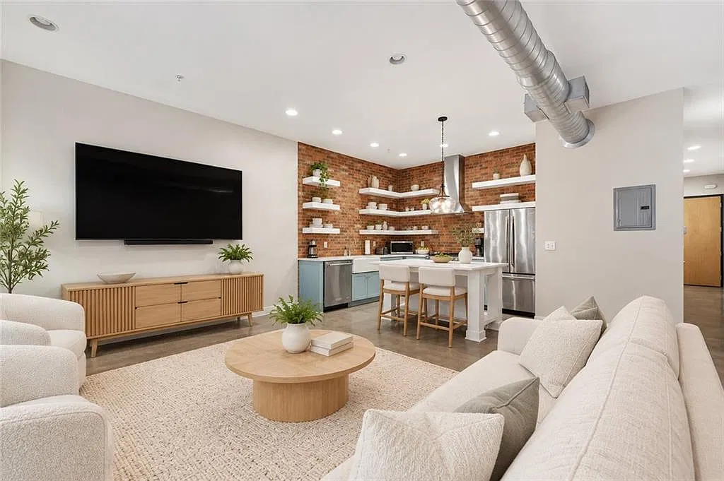 1 bed, 1.0 bath, 983 sqft, $2,695 — Photo 1