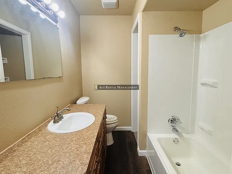 565 E Round Bunch Rd #B — Photo 14
