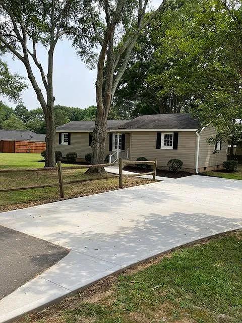 3 bed, 1.5 bath, 1198 sqft, $1,600 — Photo 3