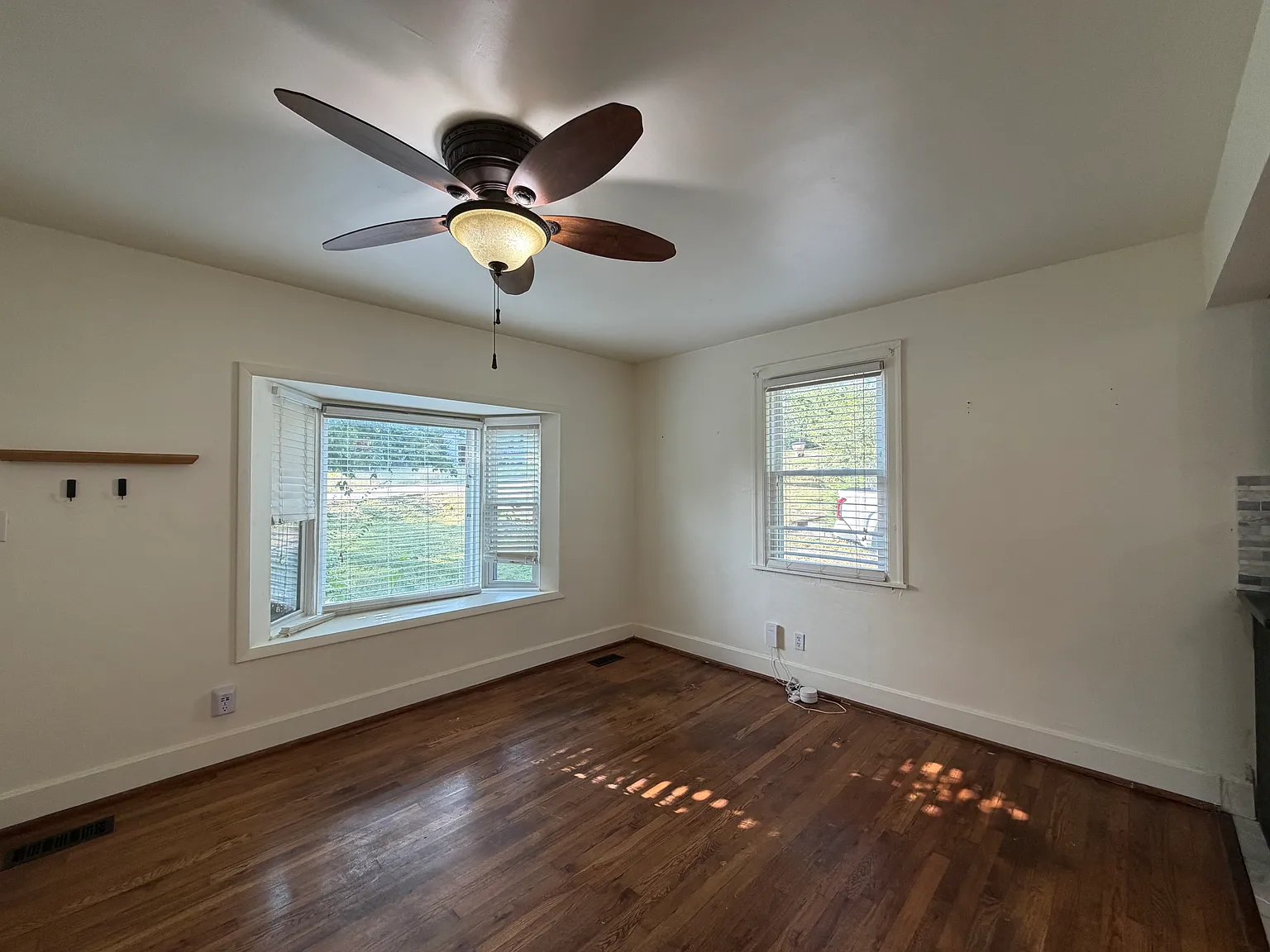 3 bed, 1395 sqft, $2,400 — Photo 2