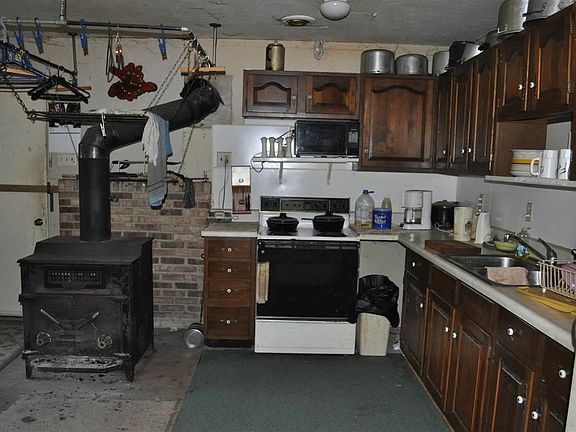 4th image of 7542 Covert Rd NE