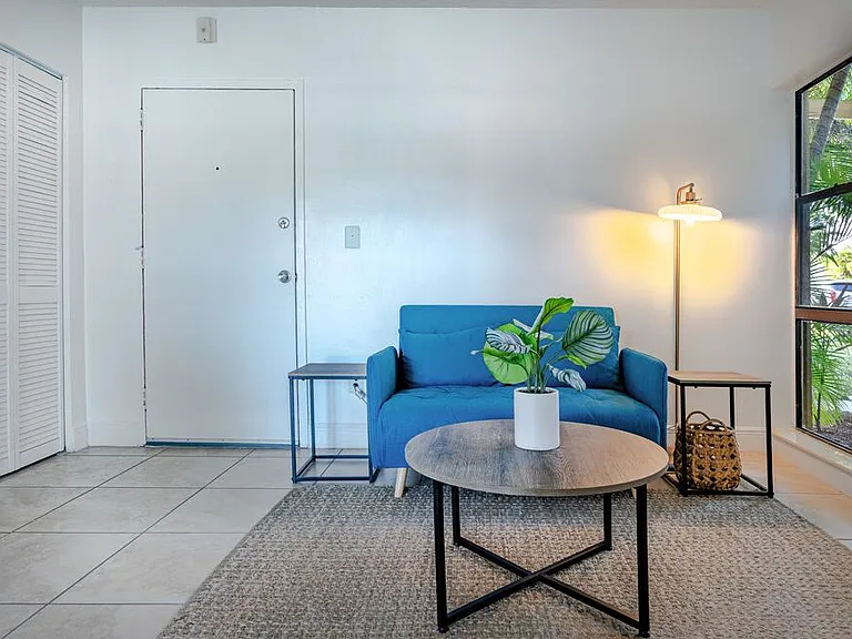Tennis Villas Apartments — Photo 2