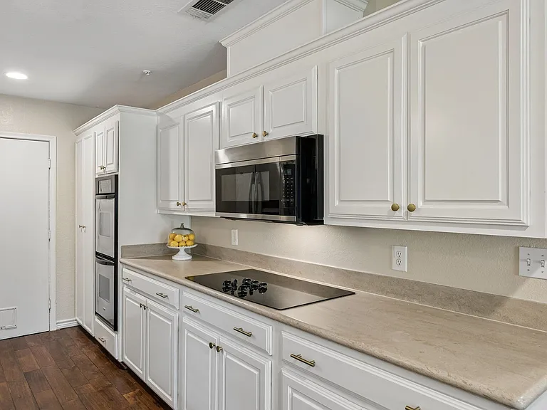 9734 Queenswood Ln — Photo 10
