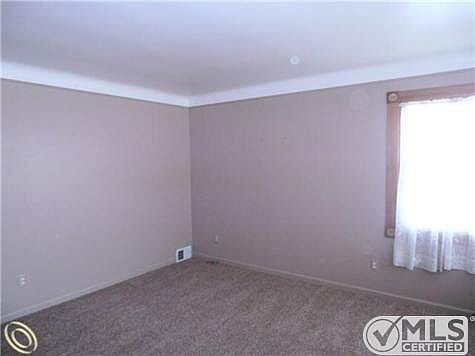 Spacious living rm w/new carpet