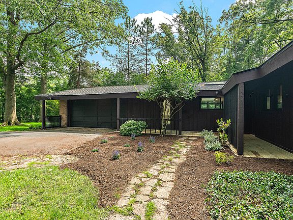 3rd image of 71 Graymoor Ln