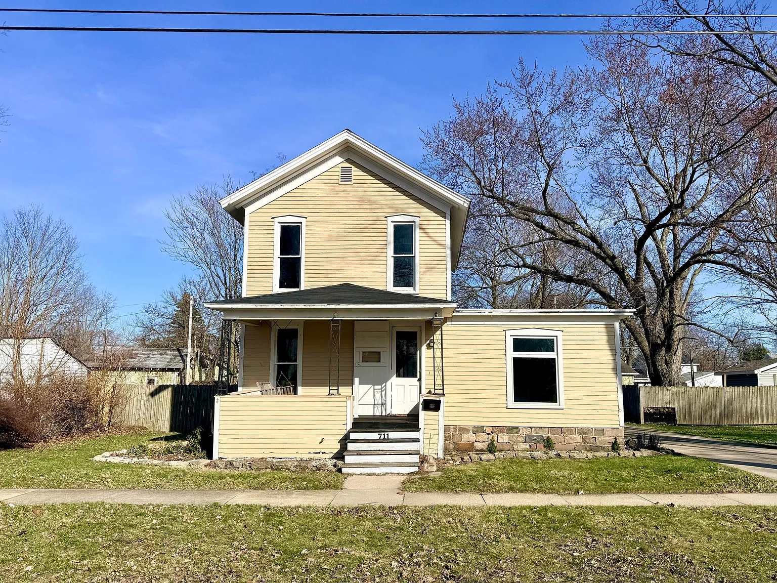 711 Maple St photo 1