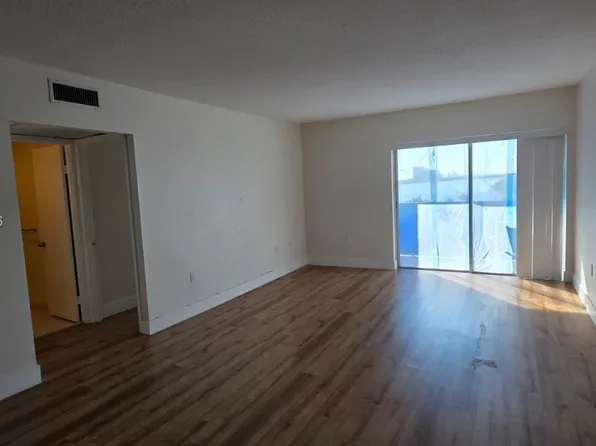 400 Kings Point Dr, Sunny Isles Beach, FL