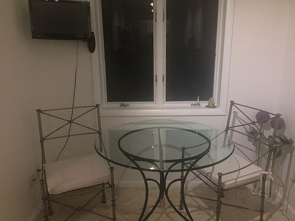 Eat in kitchen w/flat screen