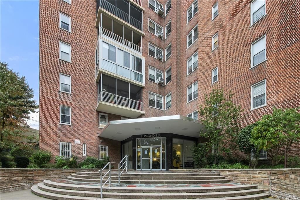 3 Bed 2 Bath Property, New York • 1,300 Sq Ft