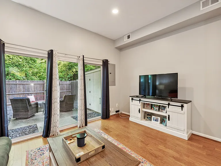 5920 Prince George Dr — Photo 16