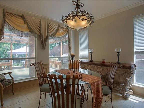 3rd image of 1806 Creekway Dr