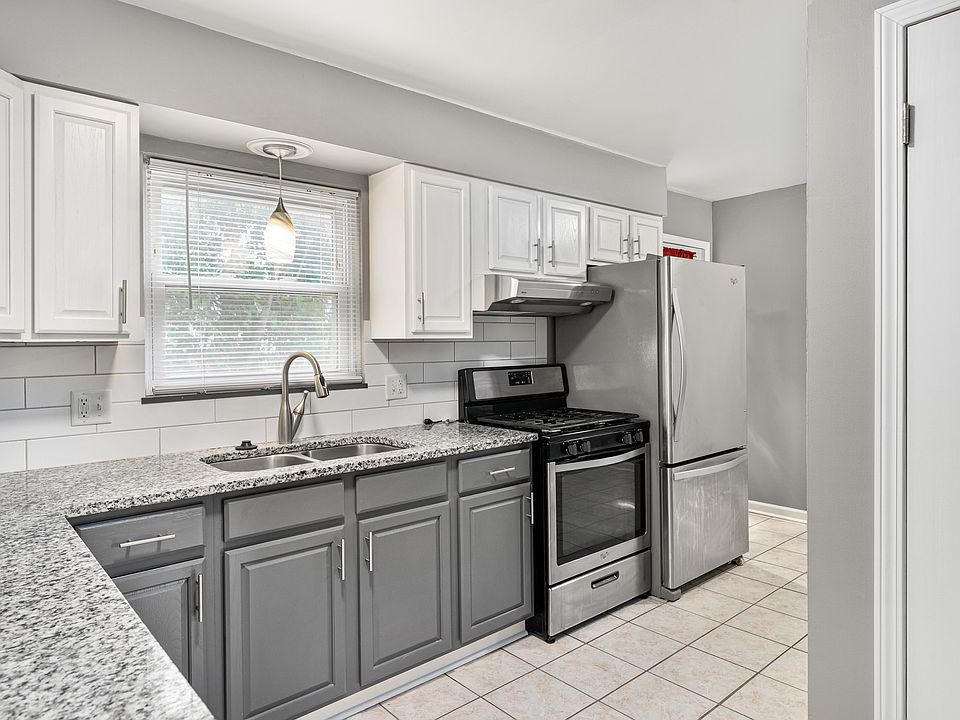 Kitchen with Granite, Stainless appliances and subway tile backsplash.