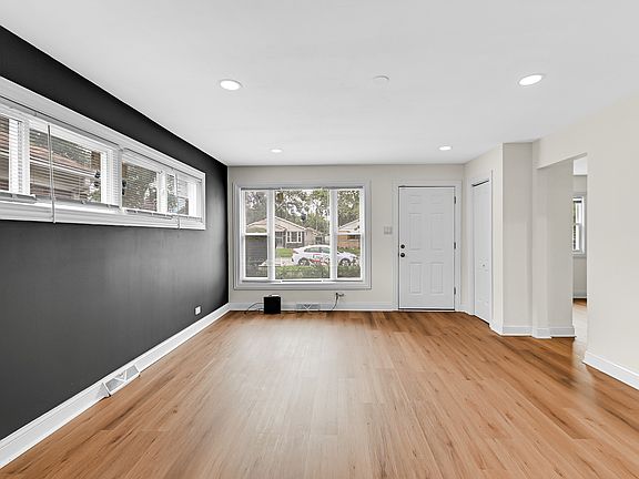 2nd image of 14905 Edbrooke Ave