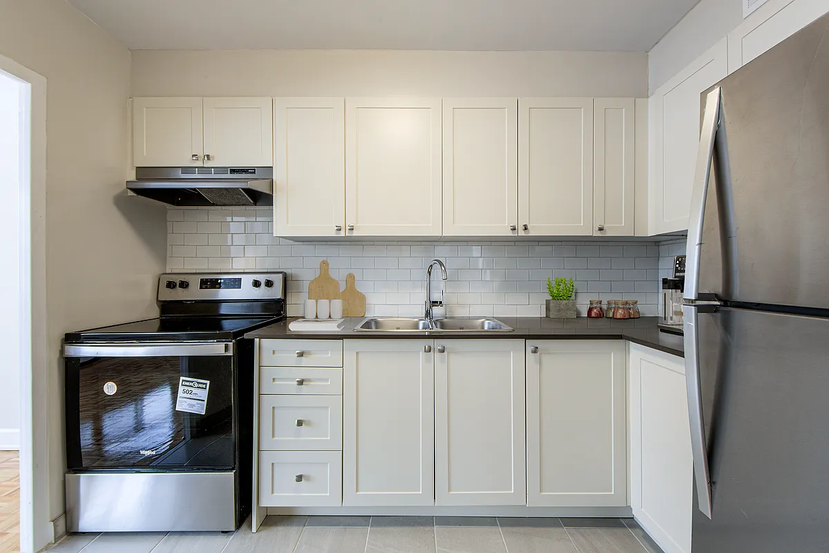 Building Photo - 20 Esterbrooke Ave