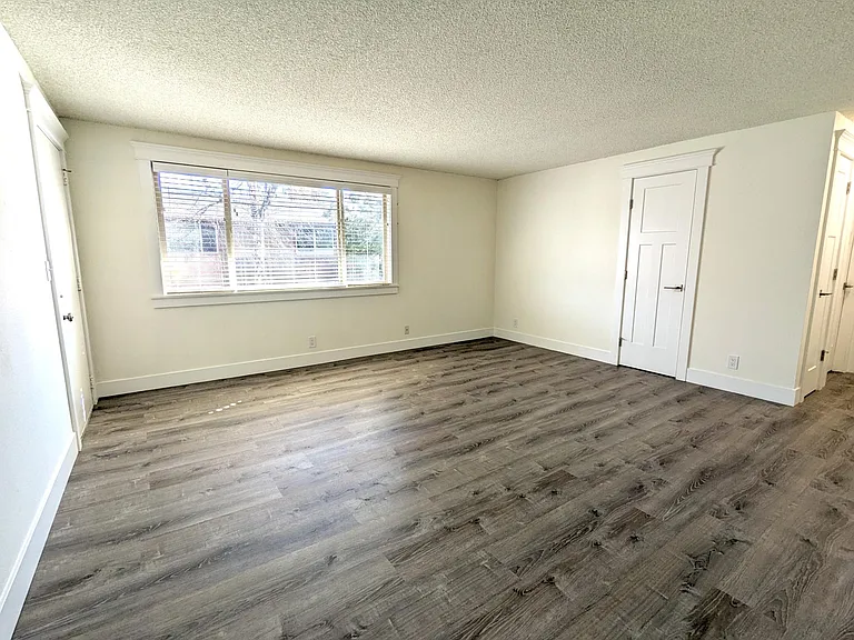 215 SW Kalmia St #D — Photo 7