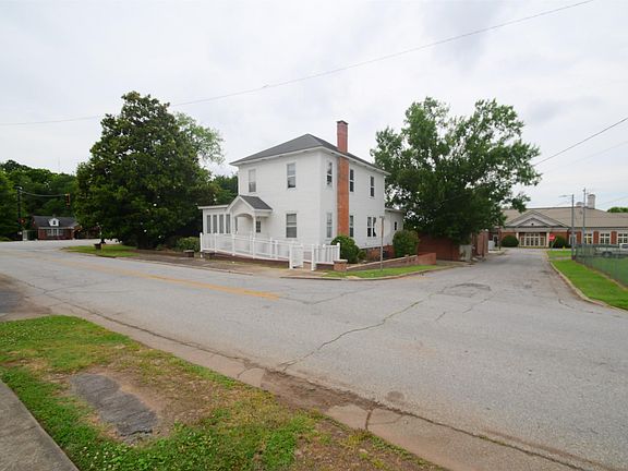 3rd image of 1015 Boundary St