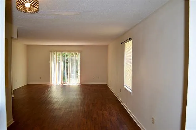 3 bed, 1.5 bath, 1750 sqft, $1,800 — Photo 4