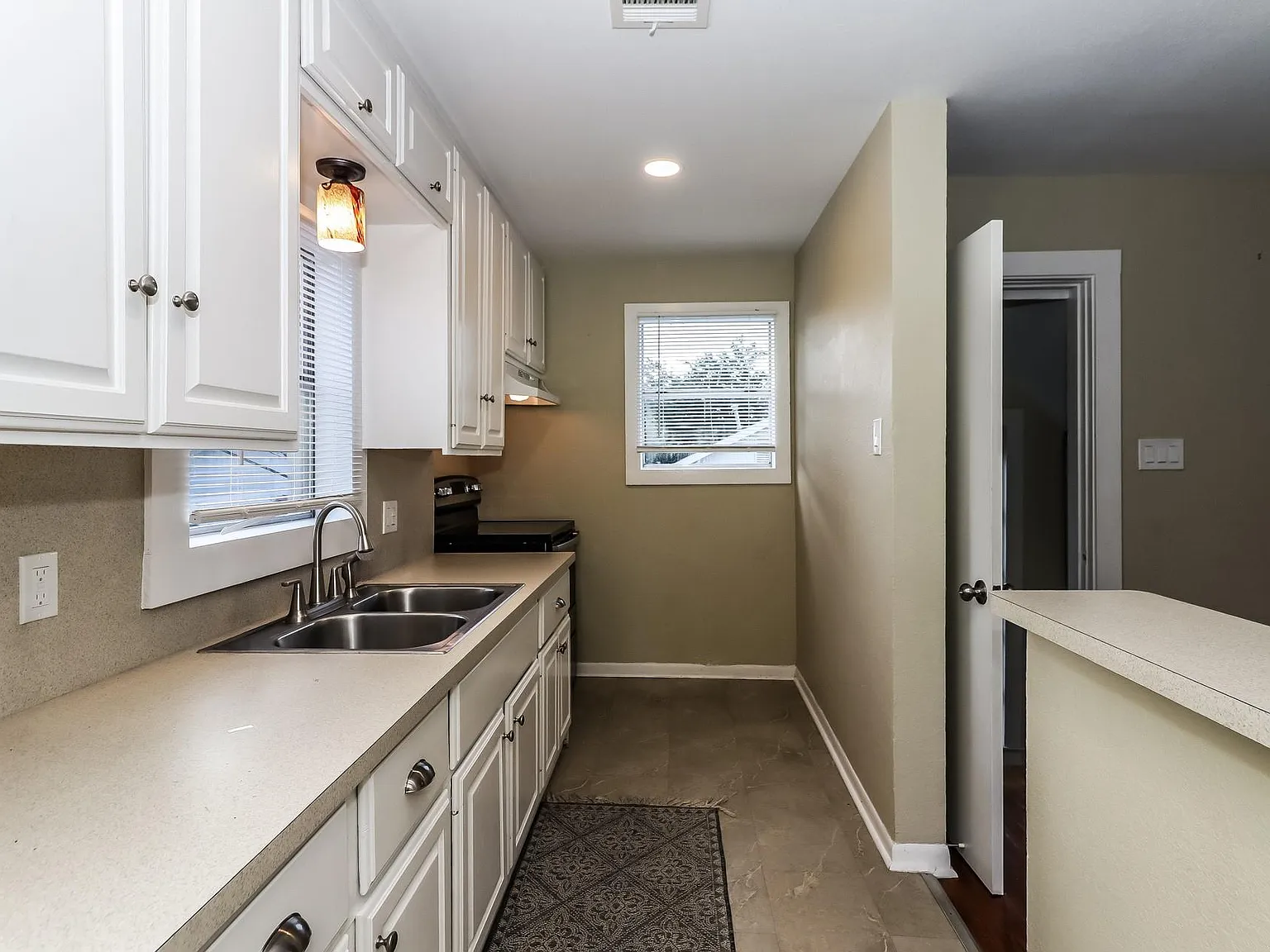 1 bed, 1.0 bath, 748 sqft, $1,250 — Photo 4
