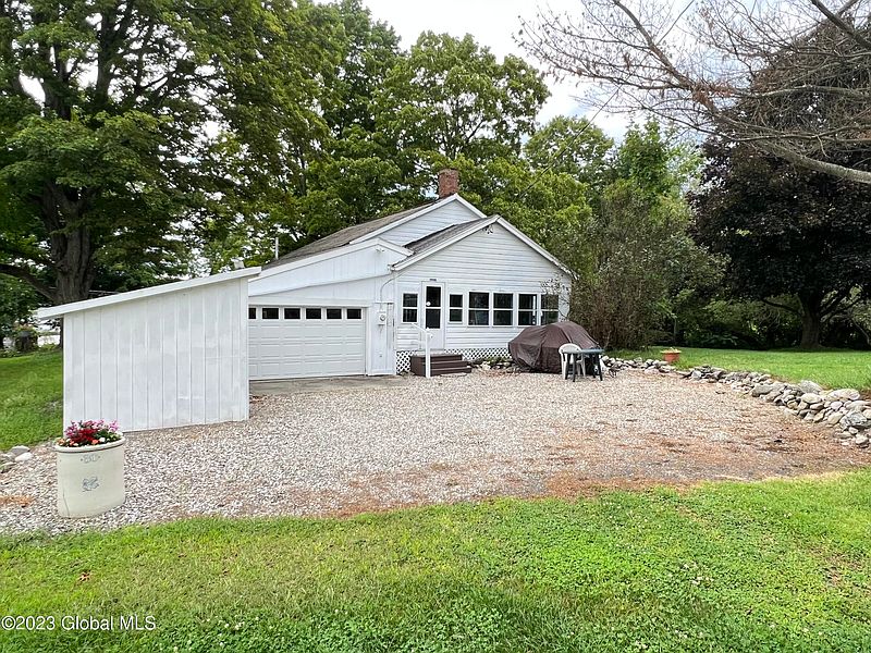 4th image of 704 Schoolhouse Way