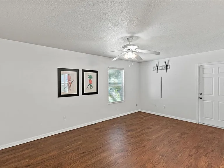 206 E Catawba St — Photo 17