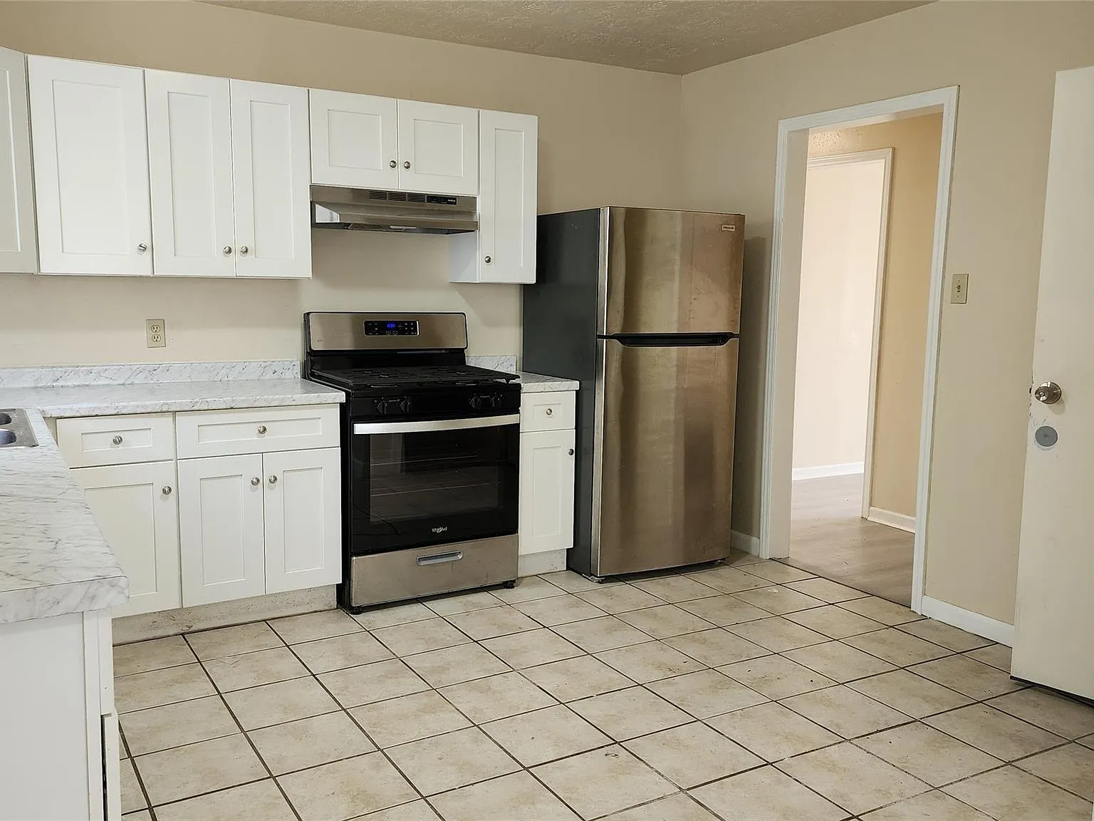 3 bed, 1.0 bath, 1047 sqft, $1,625 — Photo 3