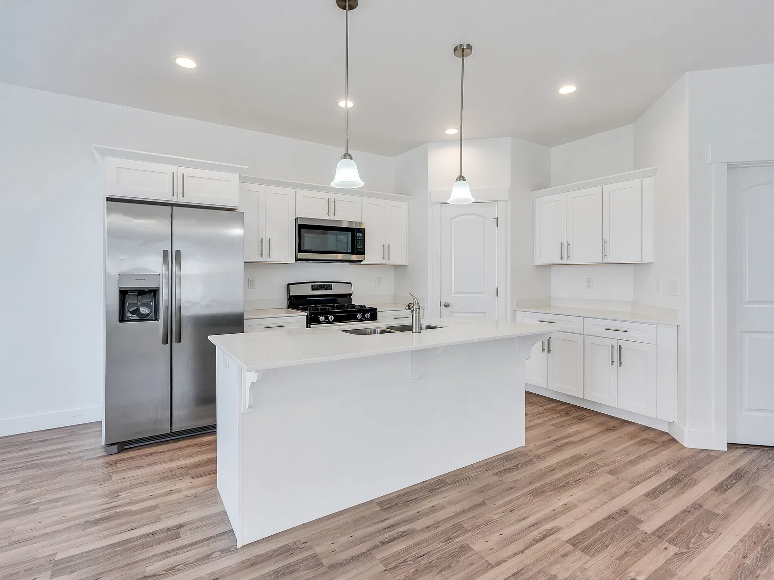 4 bed, 2436 sqft, $2,395 — Photo 3