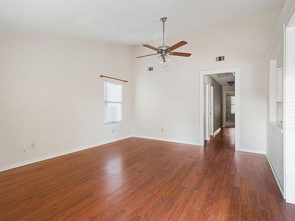 4th image of 1133 Oakcrest Dr