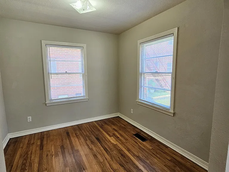 124 S Franklin Blvd — Photo 12