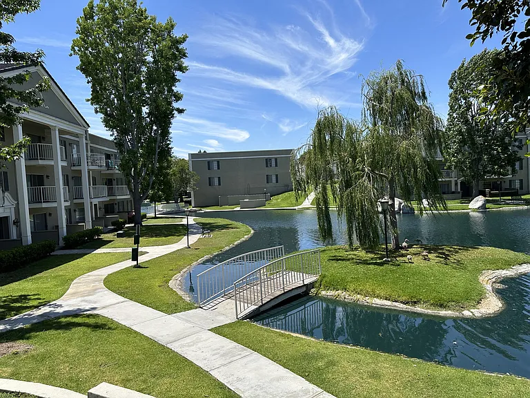 Versailles on the Lake Apartments — Photo 52