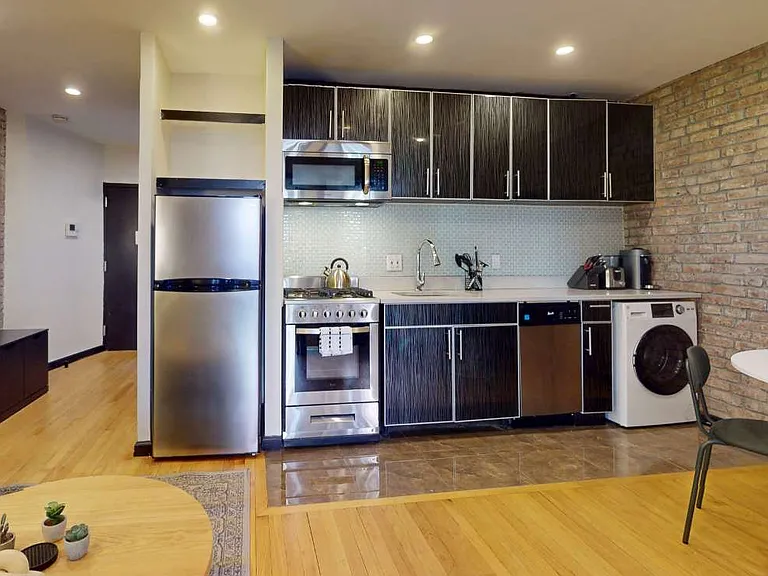 240 E 28th St #8 — Photo 7