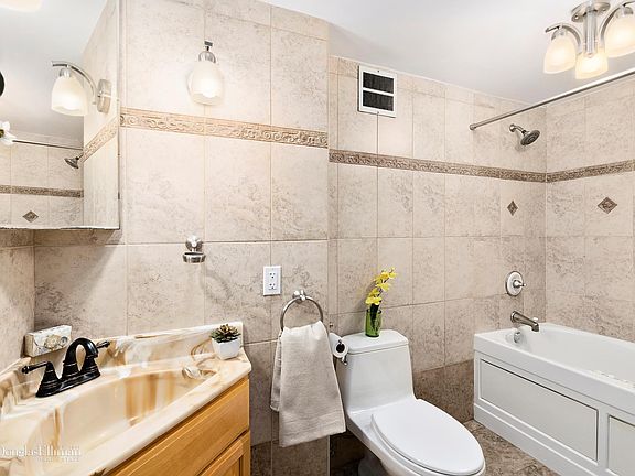 5th image of 312 E 42nd St #216