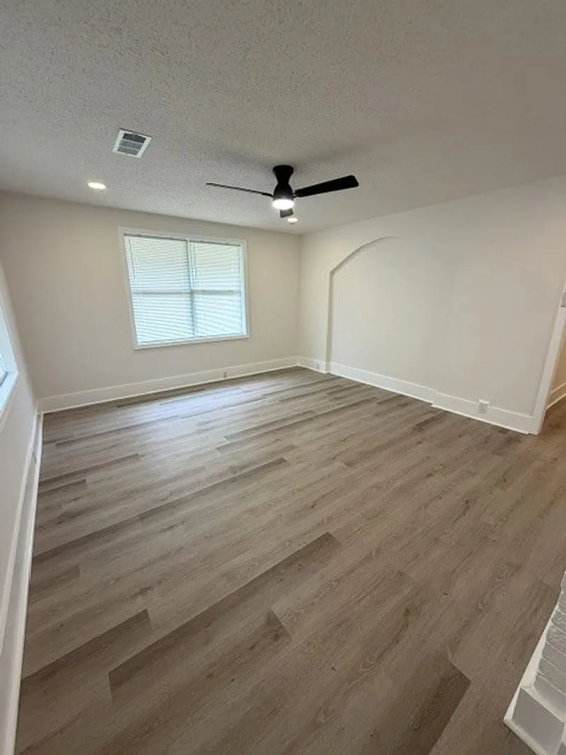 3 minutes from campus! 4 bedroom 2 bath house available now! — Photo 3
