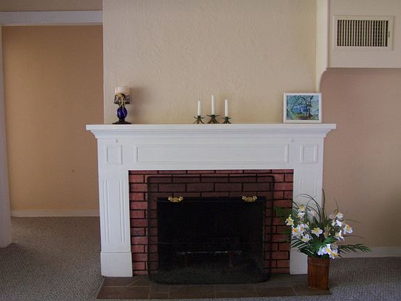 COZY LIVING RM FIREPLACE