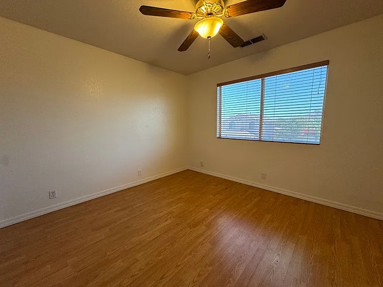 1510 E Charleston Ave — Photo 22
