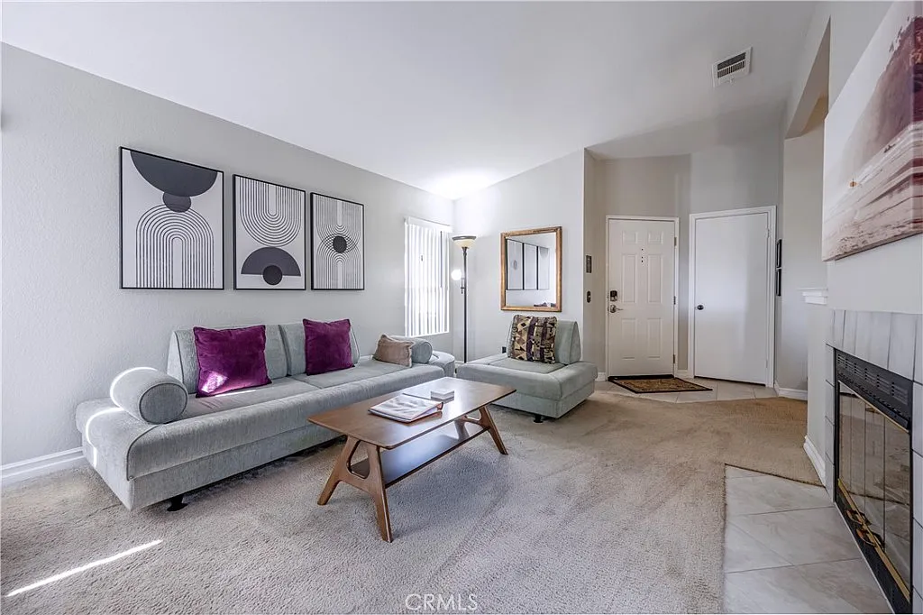 2 bed, 1130 sqft, $4,500 — Photo 3