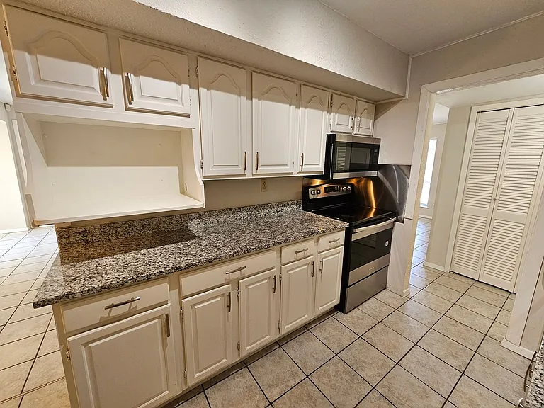 2906 Candlewick Ln — Photo 9