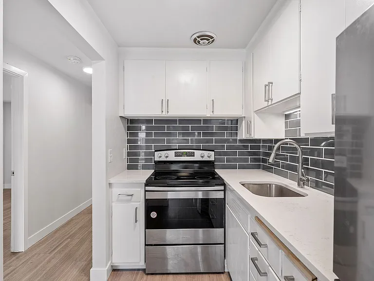 Van Lloyd Apartments — Photo 15