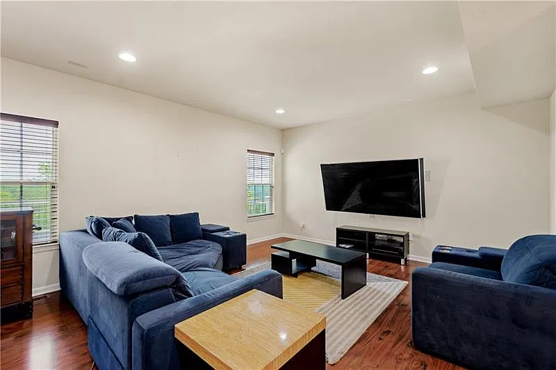 3 bed, 2112 sqft, $2,950 — Photo 4